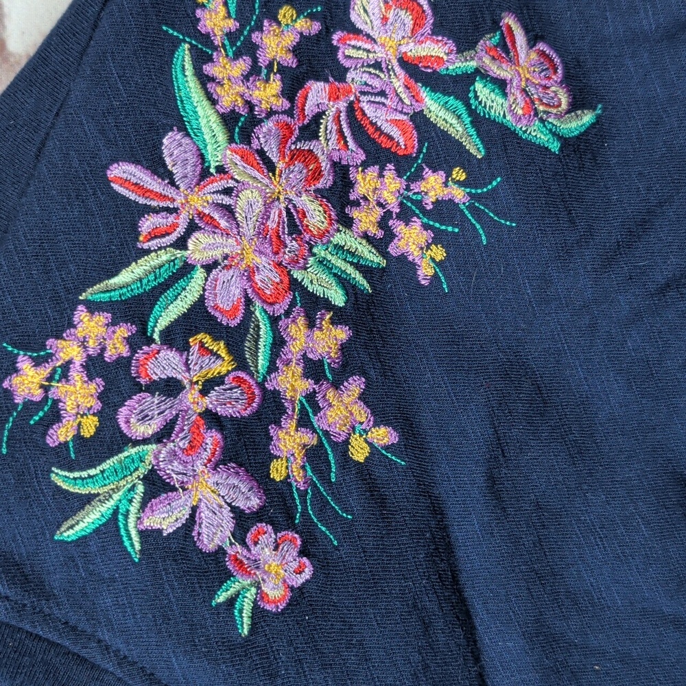 St. John's Bay Floral Embroidered Women's Top XS New Nwt - Picture 3 of 7